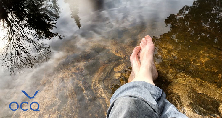 Les pieds dans l'eau du lac