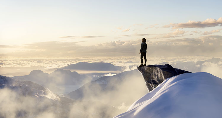 Debout au sommet d'une montagne